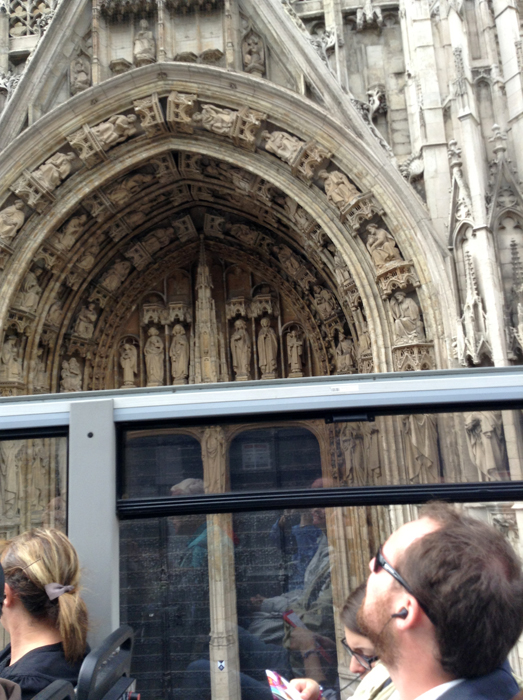 Церковь Пресвятой Девы Марии на Песке – Notre-Dame du Sablon - фрагмент из автобуса
